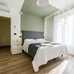 Hotel & 