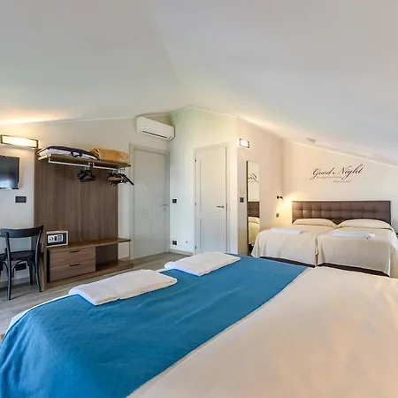 Hotel & 