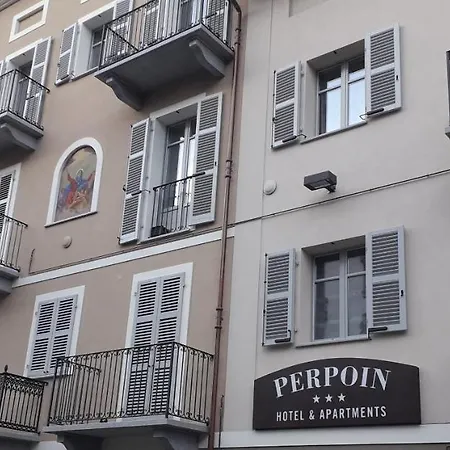 Hotel & 
