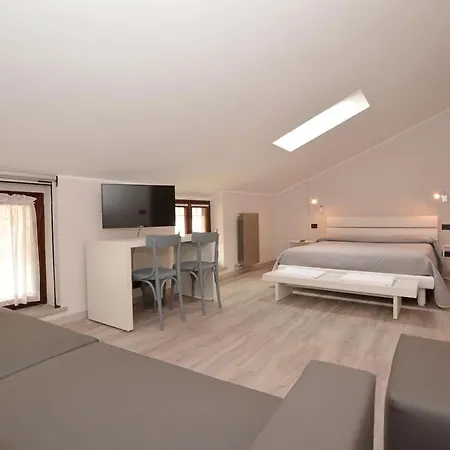 Hotel & 