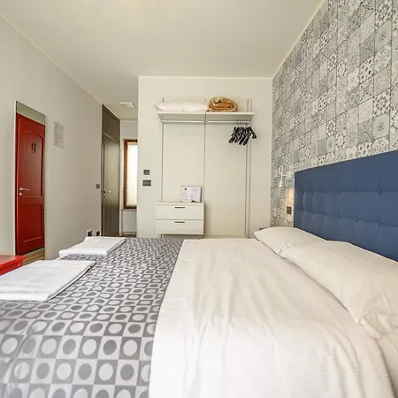 Hotel & 