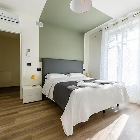 Hotel & 