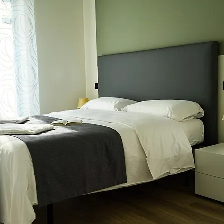 Hotel & 