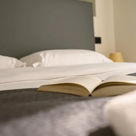 Hotel & 