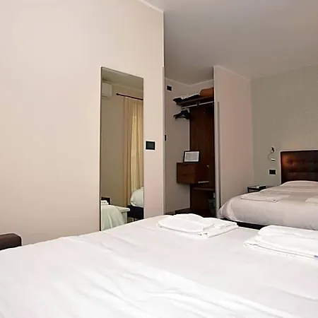 Hotel & 