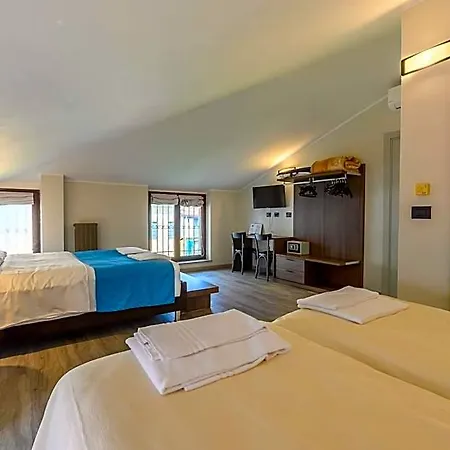Hotel & 
