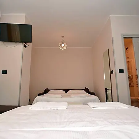 Hotel & 