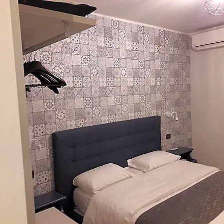 Hotel & 