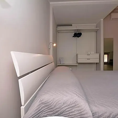Hotel & 
