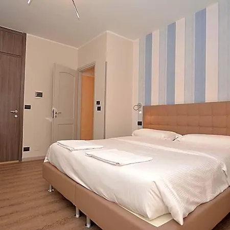 Hotel & 