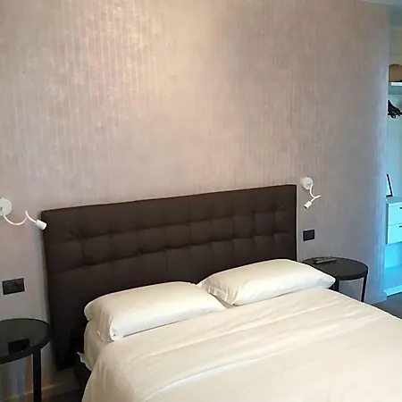 Hotel & 