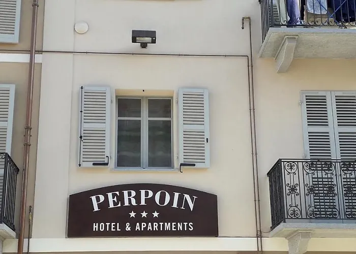 Hotel & 