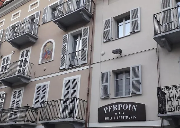 Hotel & 