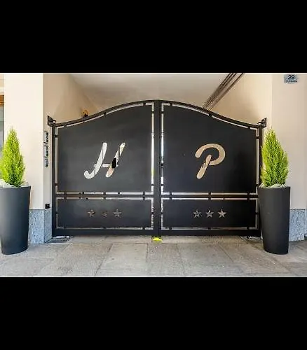 Hotel & 