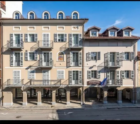Hotel & 