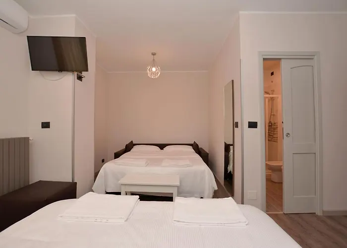 Hotel & 