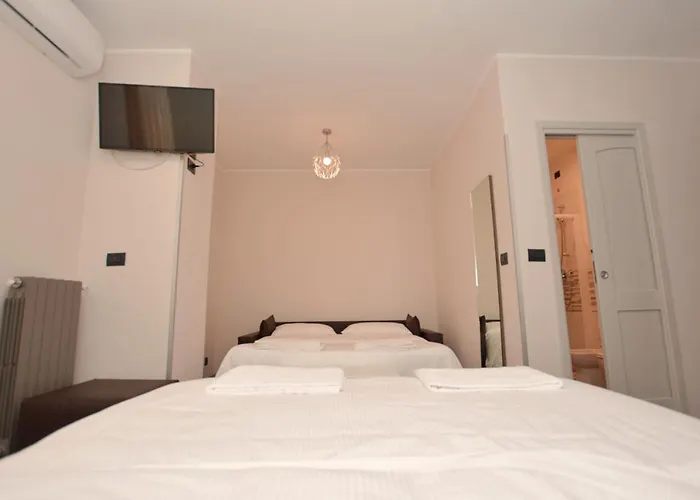 Hotel & 