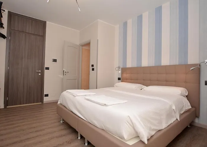 Hotel & 