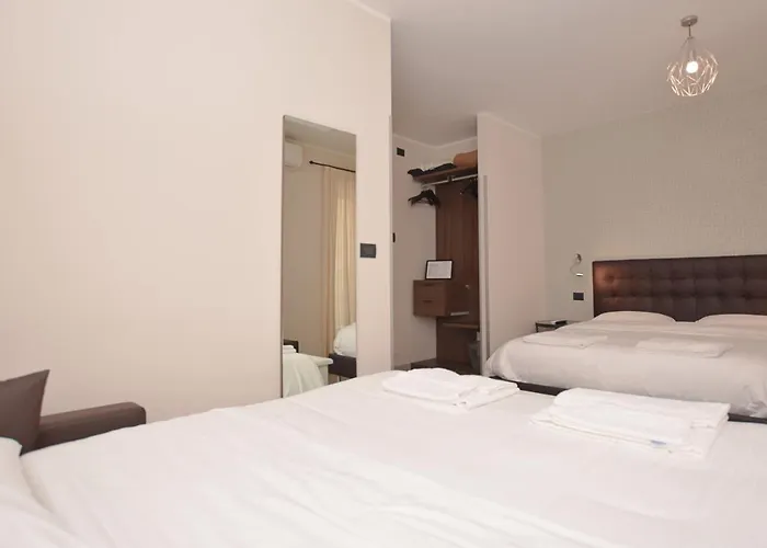 Hotel & 
