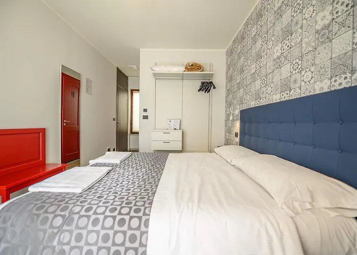 Hotel & 