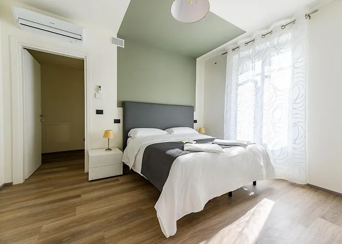 Hotel & 